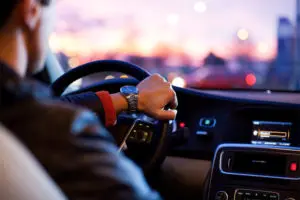 Consejos para evitar accidentes de auto durante el tráfico de los días festivos